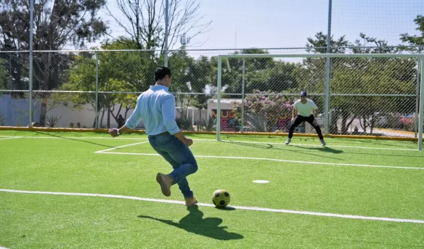 Lee más sobre el artículo Entrega Felifer Macías rehabilitación de cancha de futbol de la Unidad Deportiva Belén