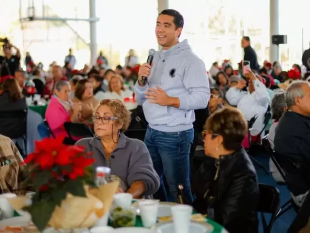 Asiste Felifer Macías a la Posada de Adultos Mayores