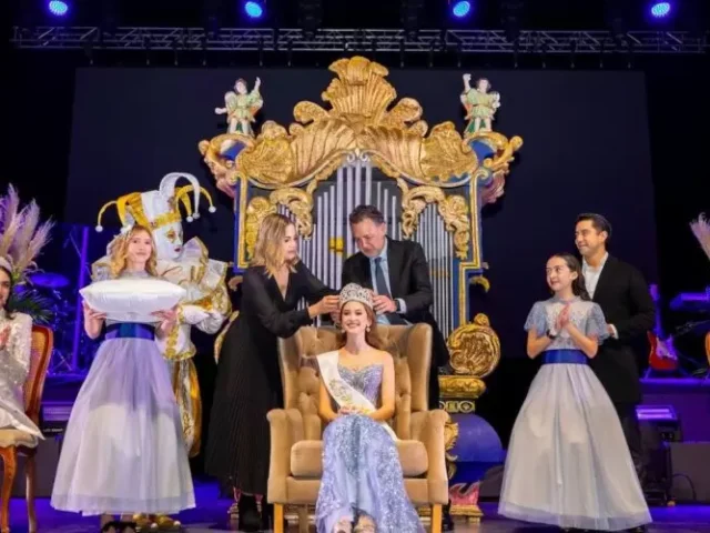 Encabezó Kuri coronación de Fátima como Reina de las Fiestas de Navidad 2025