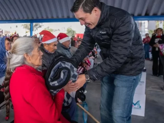Entrega Rodrigo Monsalvo despensas a adultos mayores en Amazcala