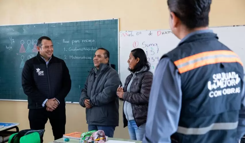 Lee más sobre el artículo Entrega Roberto Cabrera salón de clases en primaria de Solares Banthí