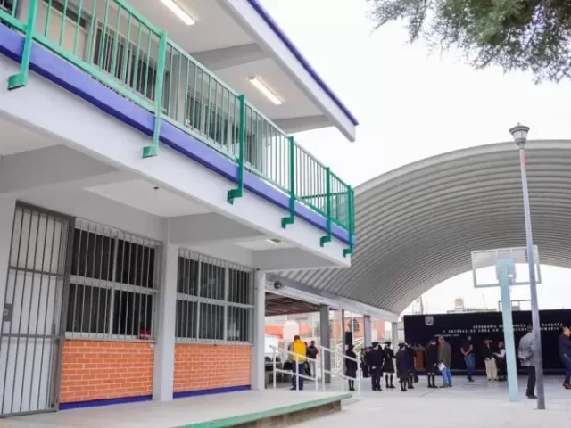 Chepe Guerrero entrega cancha y aula en primaria 18 de Agosto