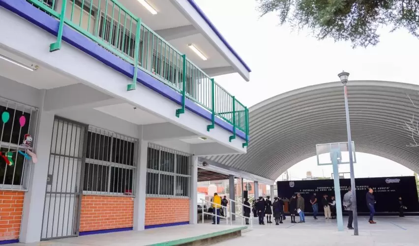 Lee más sobre el artículo Chepe Guerrero entrega cancha y aula en primaria 18 de Agosto