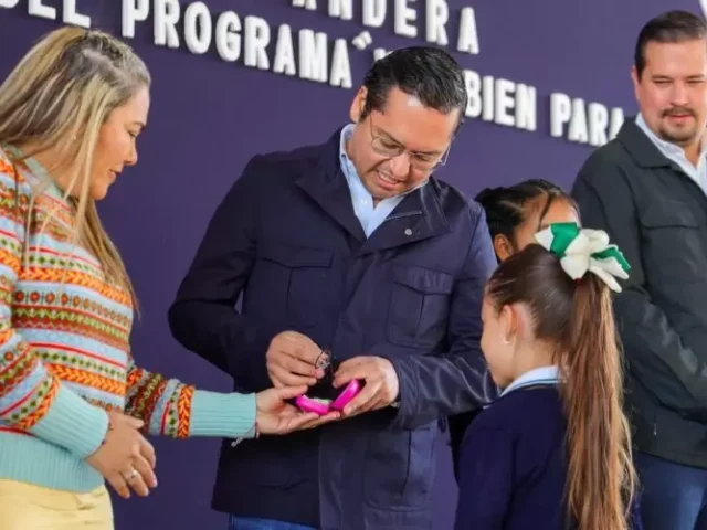 Chepe Guerrero entrega 121 lentes a estudiantes de primaria Reforma Agraria