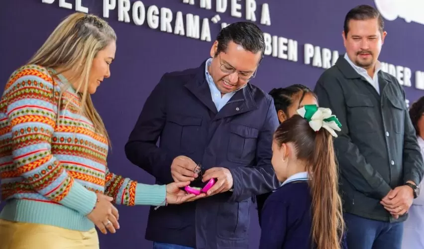 Lee más sobre el artículo Chepe Guerrero entrega 121 lentes a estudiantes de primaria Reforma Agraria