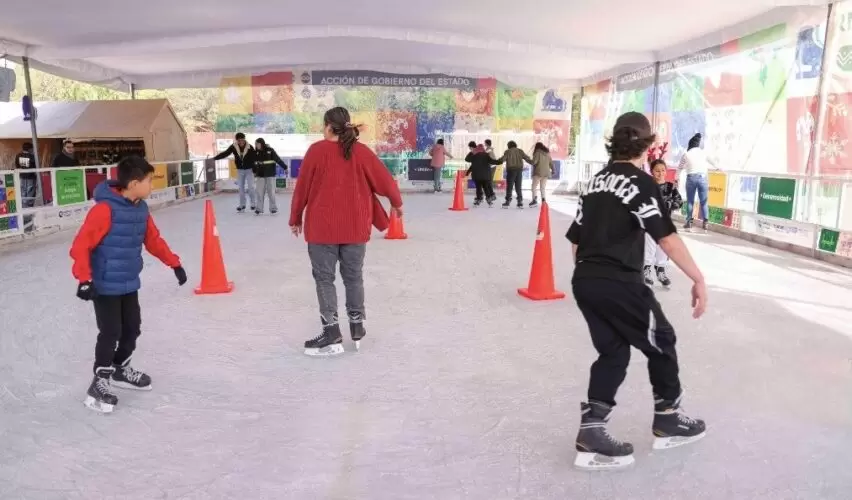 Lee más sobre el artículo Visitaron más de 4 mil 600 personas la pista de hielo instalada en Plaza Gran Cué en Corregidora