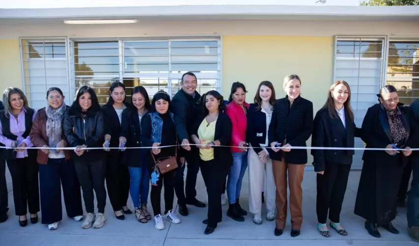 Lee más sobre el artículo Entrega Roberto Cabrera construcción de tres aulas con una inversión de más de 2.1 mdp