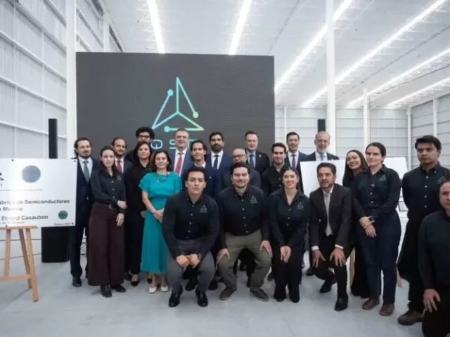 Recorren Kuri y Ebrard primera fábrica QSM Semiconductores en México