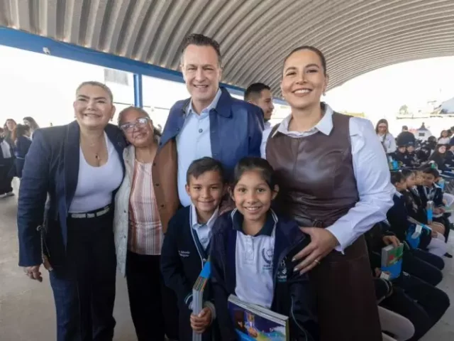 Inició Kuri entrega de libros “Defensores de Querétaro” a estudiantes de primaria