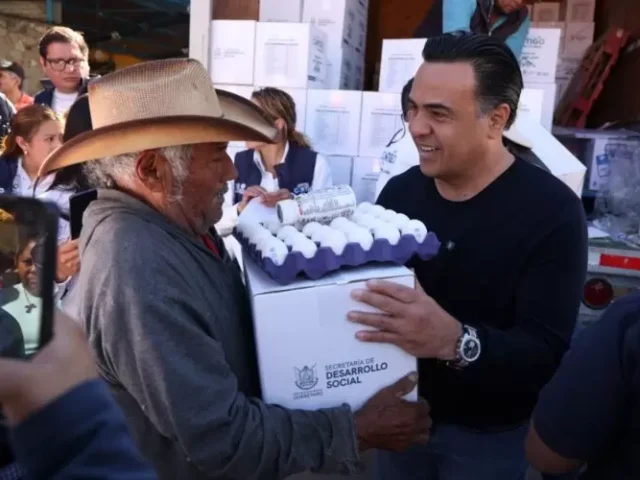 Supervisa Luis Nava entrega de canastas alimentarias en El Marqués