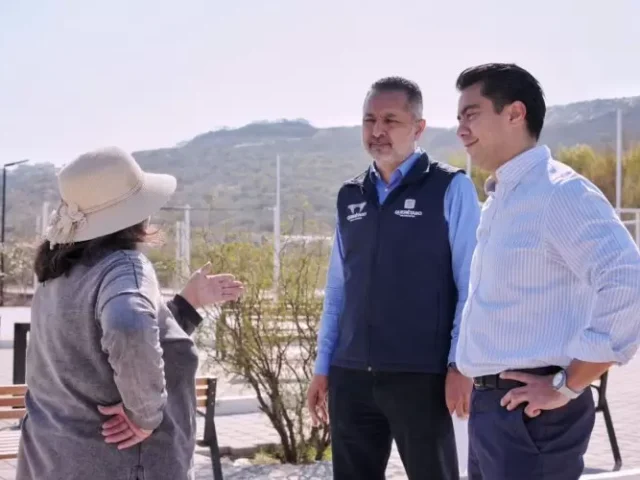 Entrega Felifer Macías nuevo parque en la colonia Palmares