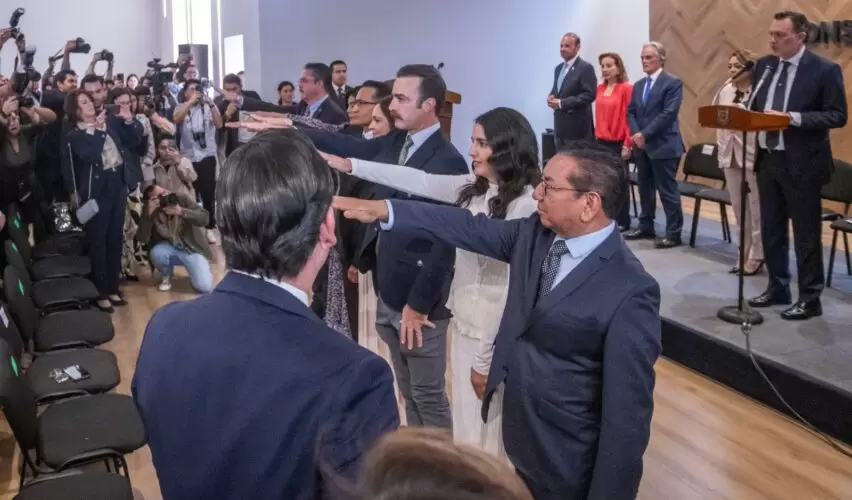 Lee más sobre el artículo Toma Kuri protesta al Consejo de Notarios de Querétaro