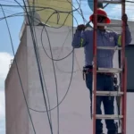 Continúa retiro de cableado sin uso en vialidades de la capital queretana