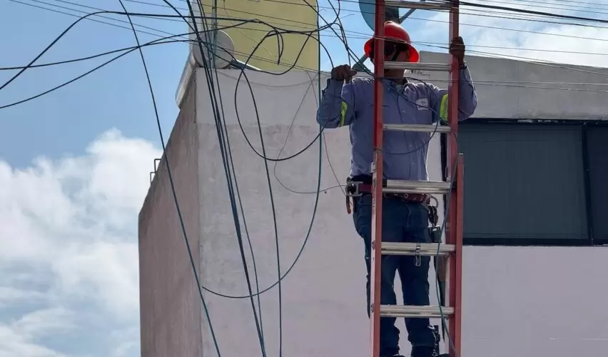 Lee más sobre el artículo Continúa retiro de cableado sin uso en vialidades de la capital queretana