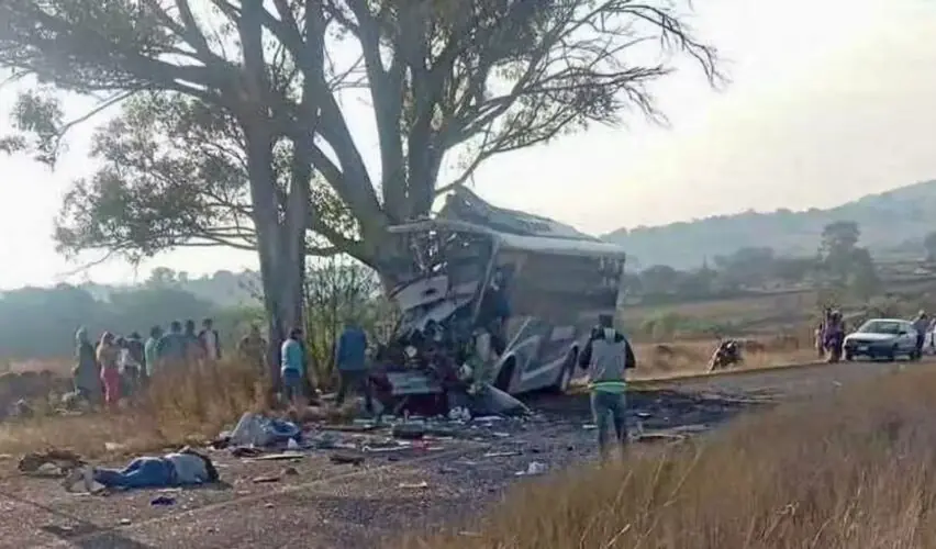 Lee más sobre el artículo Accidente de autobús en Amealco deja varias personas sin vida