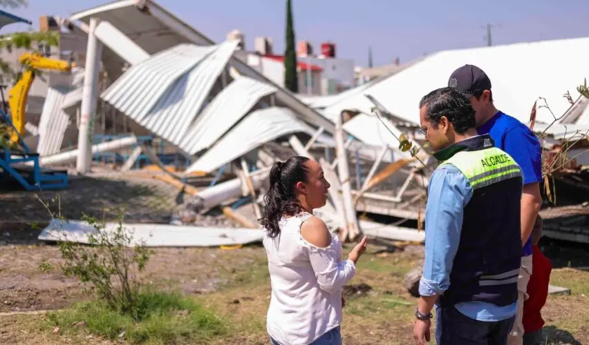 Lee más sobre el artículo Retiran arcotecho colapsado por lluvia en Tierra y Libertad, Corregidora; se reconstruirá