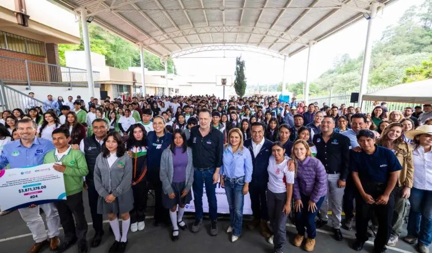 Lee más sobre el artículo Entregó Mauricio Kuri equipamiento educativo para la Sierra Gorda