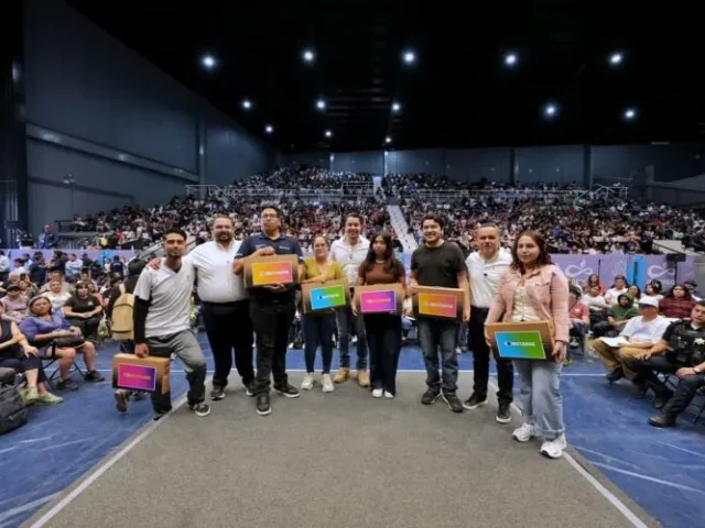 Entrega Felifer Macías computadoras portátiles en cierre de programa Conectados