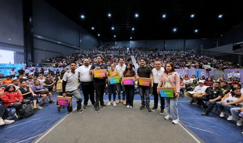 Lee más sobre el artículo Entrega Felifer Macías computadoras portátiles en cierre de programa Conectados