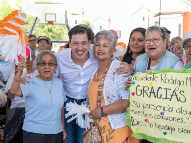 Entrega Monsalvo apoyos alimentarios a adultos mayores de El Marqués