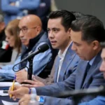 Firma Felifer Macías Convenio de Regularización de Negociaciones Comerciales