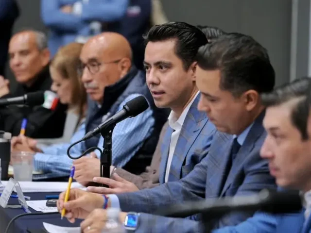 Firma Felifer Macías Convenio de Regularización de Negociaciones Comerciales