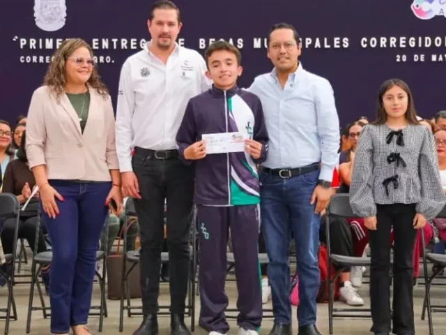 Chepe Guerrero entregó más de 9 mil becas a estudiantes de Corregidora