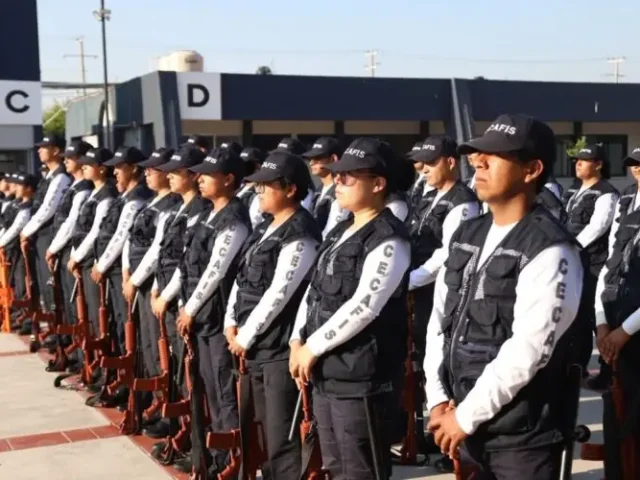 El Marqués cumple compromiso de incorporación y formación de policías