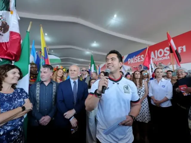 Inaugura Felifer Macías Festival de Comunidades Extranjeras edición pambolera
