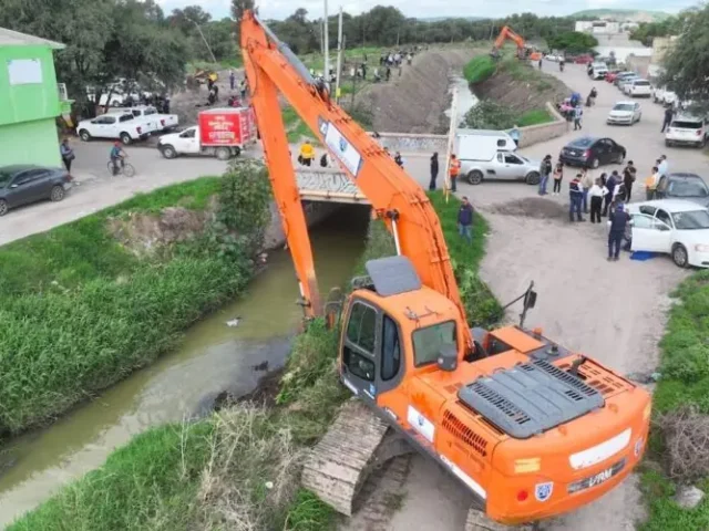 Apoya CEI trabajos de desazolve en poniente de la capital queretana