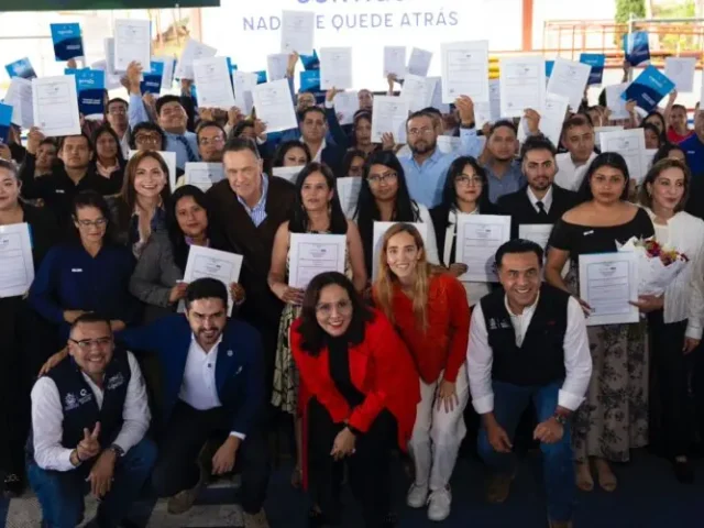 Preside Kuri entrega de 100 diplomas a personas mayores de 18 años que acreditan educación media superior