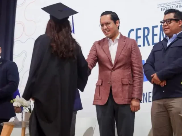 Asiste Chepe Guerrero a graduación de primera generación de Prepa UAQ, plantel Corregidora