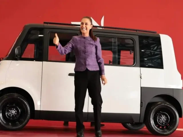 Presentó Sheinbaum a detalle primer vehículo eléctrico mexicano: Olinia 1