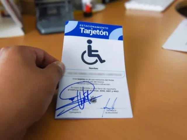 DIF Corregidora entrega 800 tarjetones de estacionamiento a personas con discapacidad