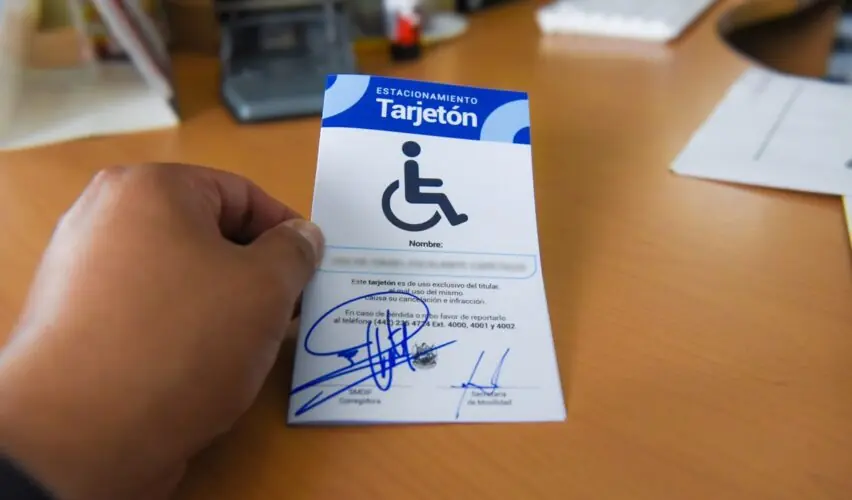 Lee más sobre el artículo DIF Corregidora entrega 800 tarjetones de estacionamiento a personas con discapacidad