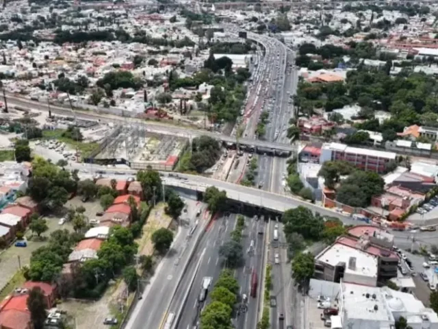 Cierran dos carriles de Bernardo Quintana por las obras del tren México-Querétaro
