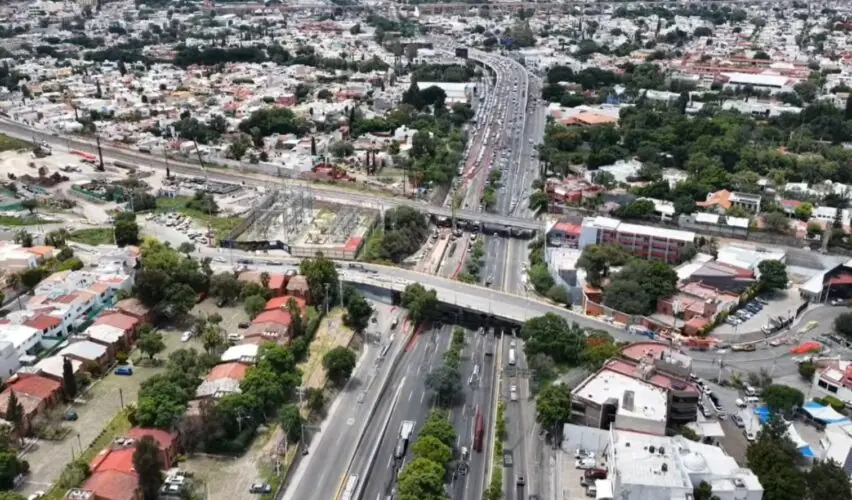 Lee más sobre el artículo Cierran dos carriles de Bernardo Quintana por las obras del tren México-Querétaro