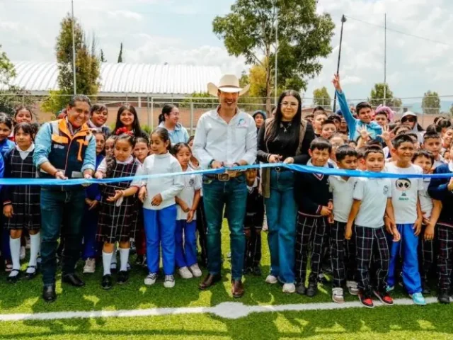 Rodrigo Monsalvo entrega obras educativas en comunidades de El Marqués