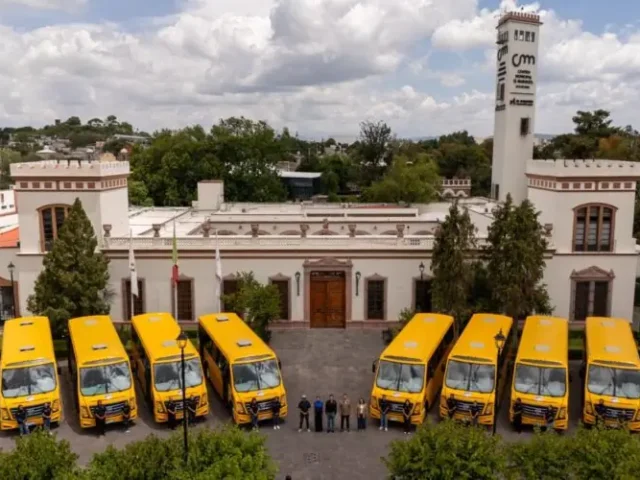 Entrega Monsalvo 10 camiones para programa de Transporte Escolar Gratuito