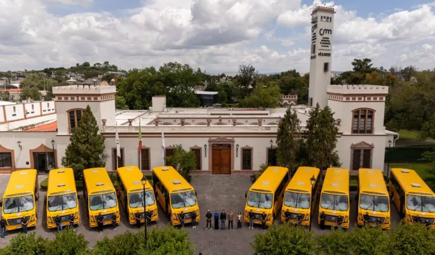 Lee más sobre el artículo Entrega Monsalvo 10 camiones para programa de Transporte Escolar Gratuito