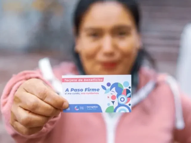 Corregidora continúa entregando tarjetas con descuentos en servicios de salud