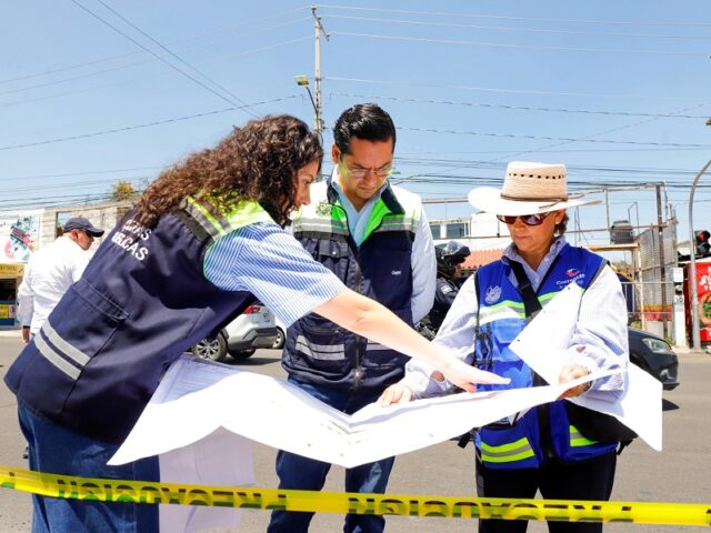 Chepe Guerrero supervisa la construcción de parada de autobús en Avenida Candiles
