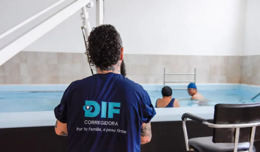 Lee más sobre el artículo UBR Corregidora da 400 sesiones de hidroterapia a bajo costo y beneficia a 55 pacientes