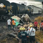 Embiste tren a tráiler en En Marqués; conductor resulta lesionado de gravedad