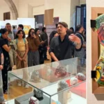 Se exhibe en CEART expo multidisciplinaria Galería Principal; incluye pieles sintéticas tatuadas