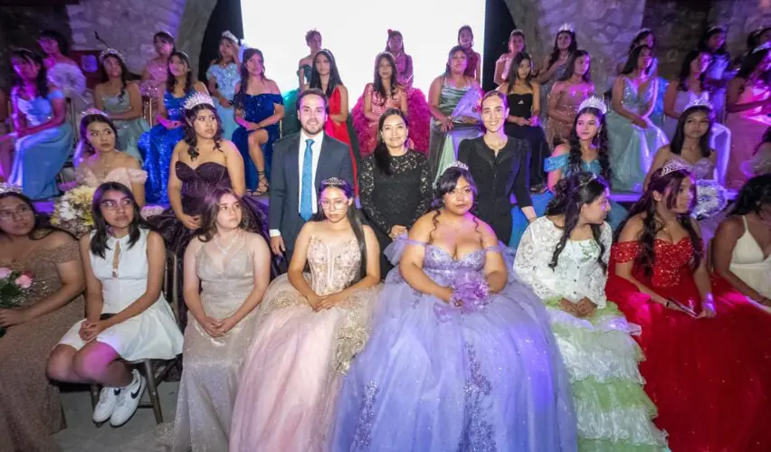 Lee más sobre el artículo El Marqués celebró a 80 jóvenes con “Mis XV años, Cumpliendo un Sueño”
