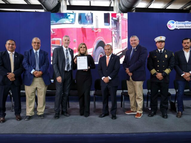 Corregidora recibe equipamiento de protección y un camión de bomberos por parte de la Ciudad de Laredo, Texas