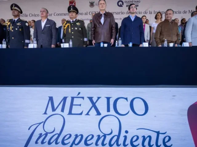 Atestiguó gobernador desfile cívico militar por Aniversario 216 de la Independencia