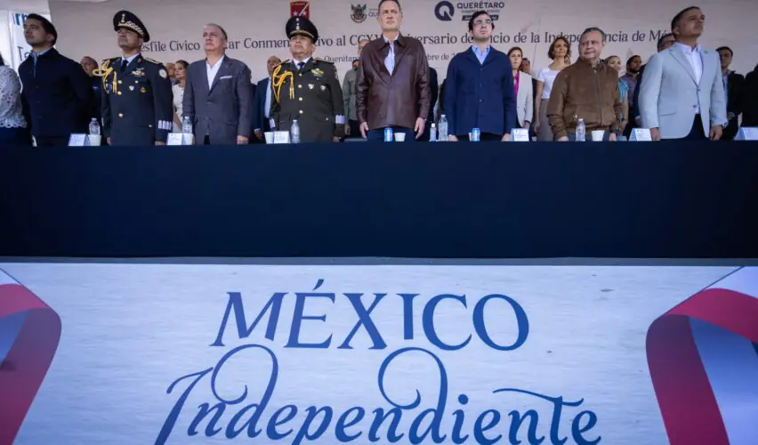 Lee más sobre el artículo Atestiguó gobernador desfile cívico militar por Aniversario 216 de la Independencia