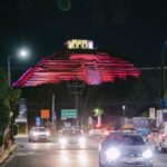 Chepe Guerrero ilumina de rosa la Pirámide de El Pueblito para crear conciencia sobre el cáncer de mama